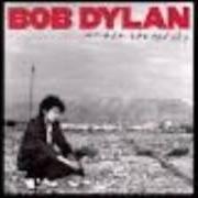 Der musikalische text 10,000 MEN von BOB DYLAN ist auch in dem Album vorhanden Under the red sky (1990)