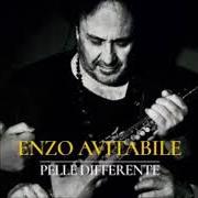 Der musikalische text LEAVE ME OR LOVE ME von ENZO AVITABILE ist auch in dem Album vorhanden Pelle differente (2018)