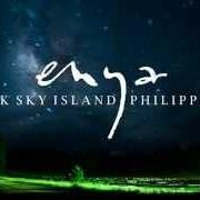 Der musikalische text SOLACE von ENYA ist auch in dem Album vorhanden Dark sky island (2015)
